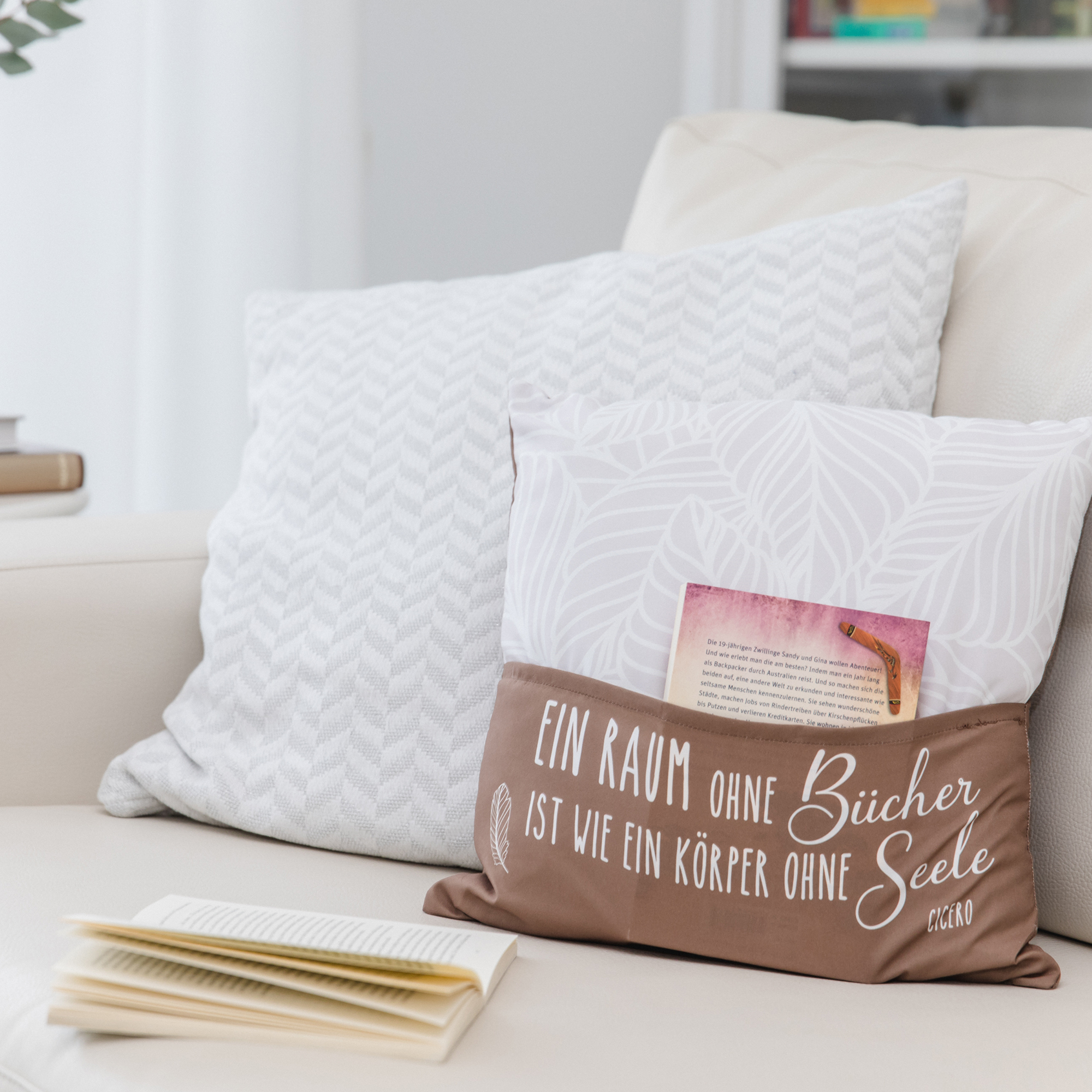 Sofahelden Lesekissen Ein Raum ohne Buch mit Taschen und Deko