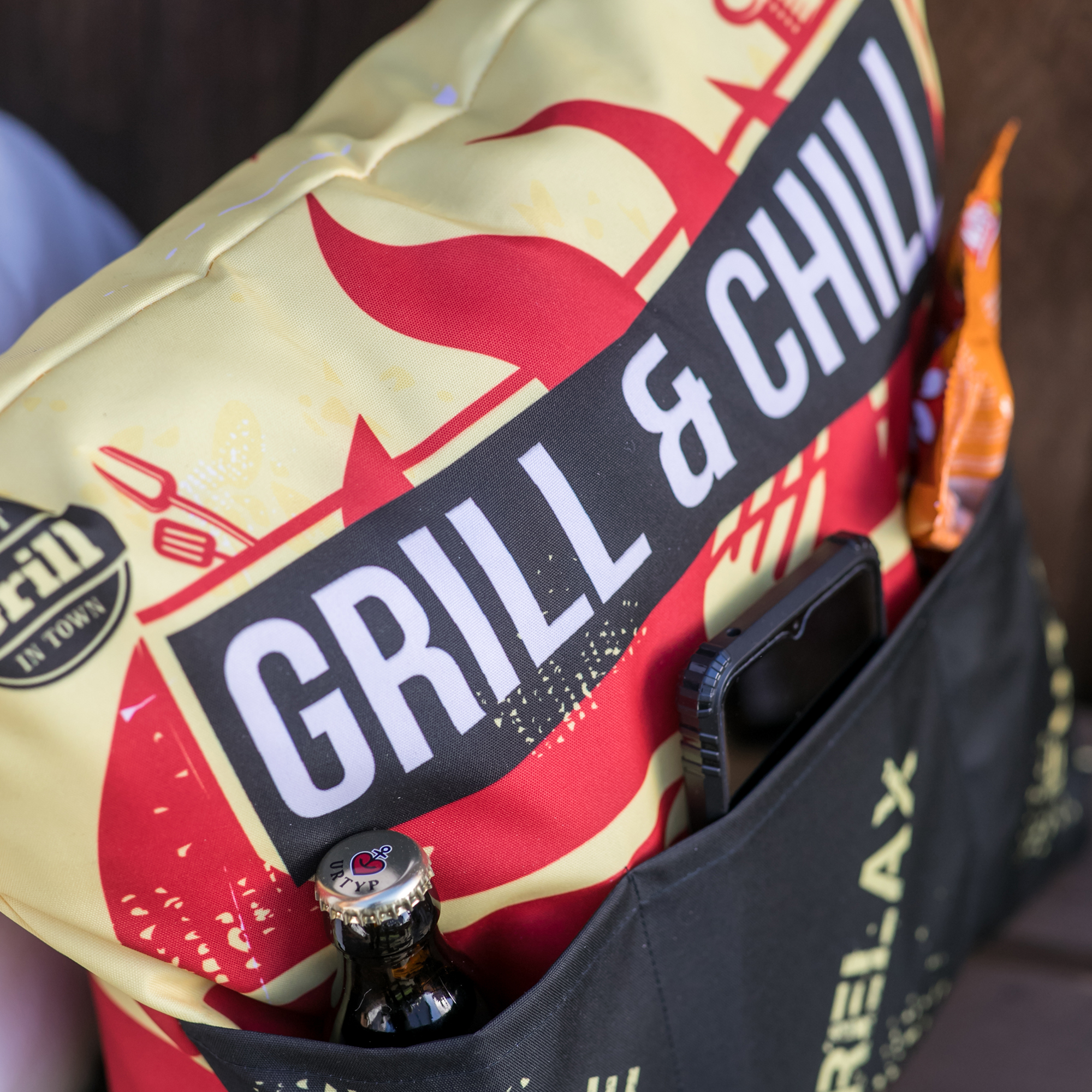 Sofahelden Outdoor Grill & Chill mit Taschen und Deko