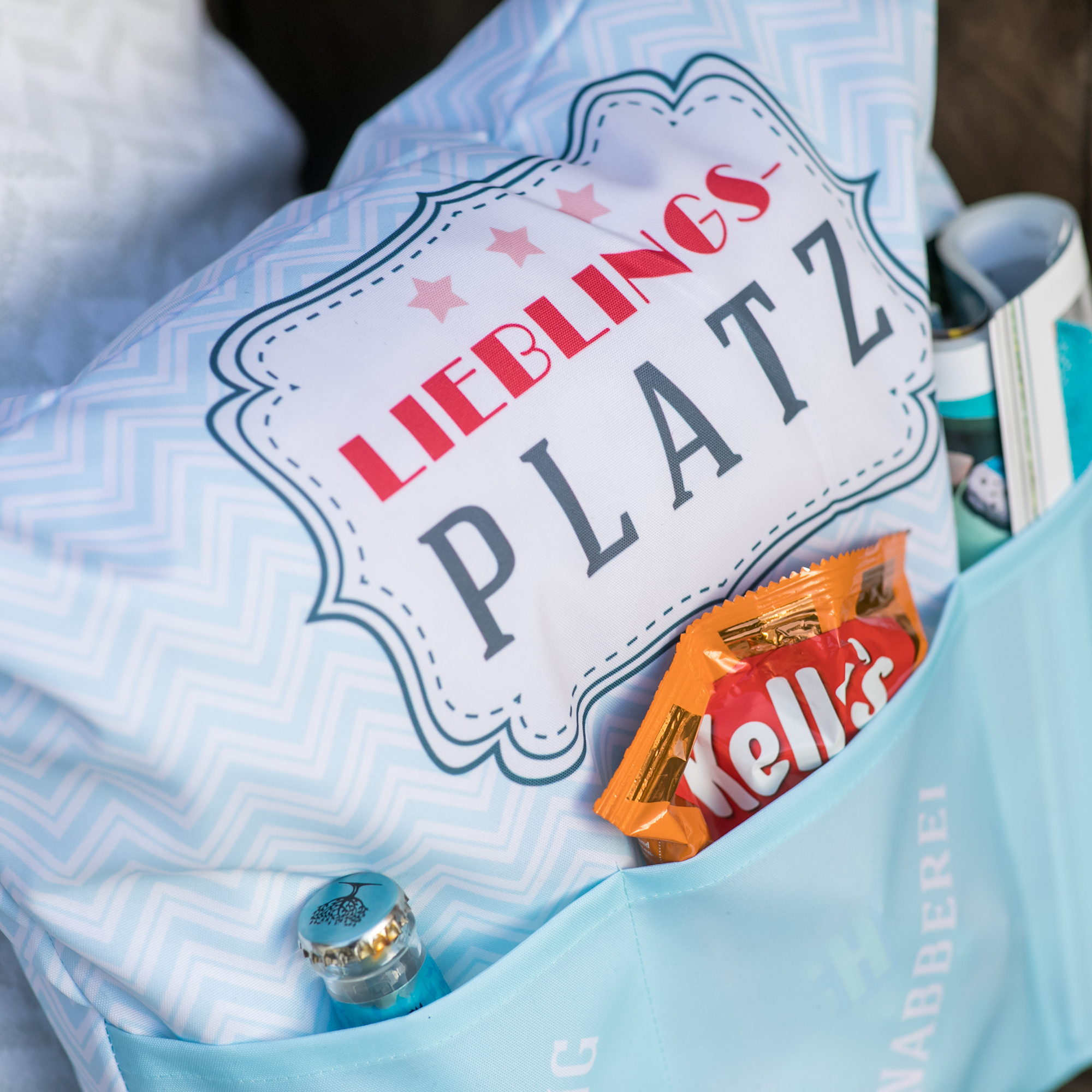 Sofahelden Outdoor Lieblingsplatz mit Taschen und Deko