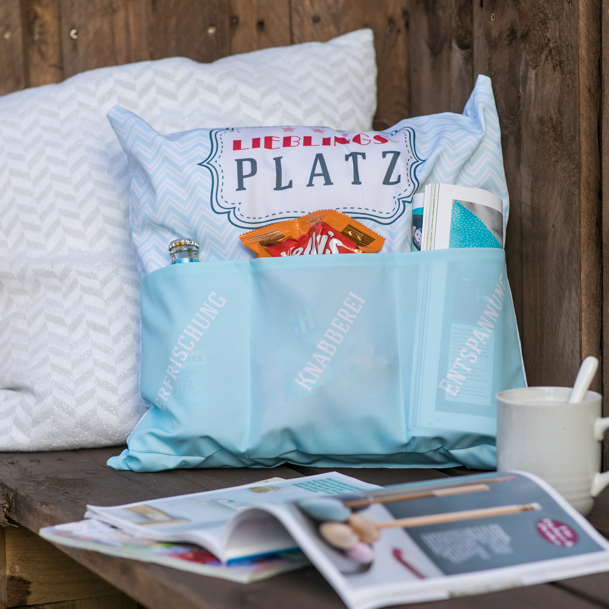 Sofahelden Outdoor Lieblingsplatz mit Taschen und Deko